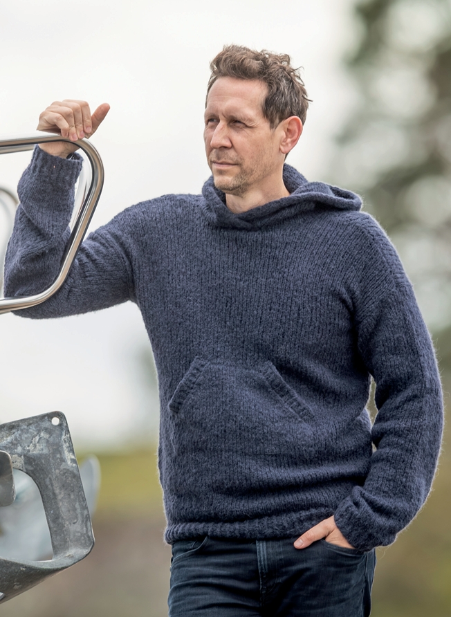 Flott genser til mann designet i Deilig av Nina Birkeland.