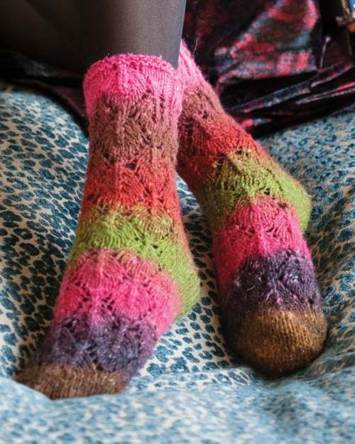 Lekre sokker med eikeblader i Noro Silk Garden Sock. Selges kun sammen med garn.