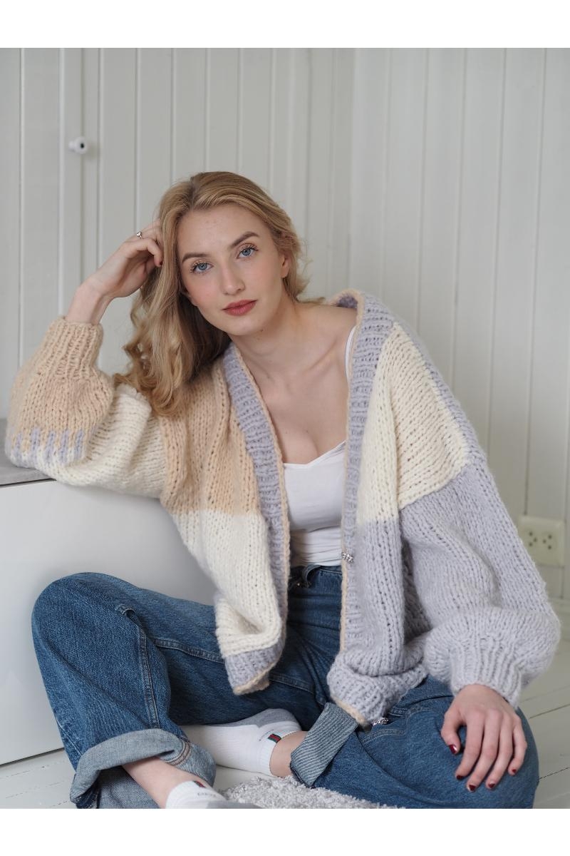 Oppskrift til Knit Norway Userfriendly Cardigan. Selges kun sammen med garn til minimum str. S