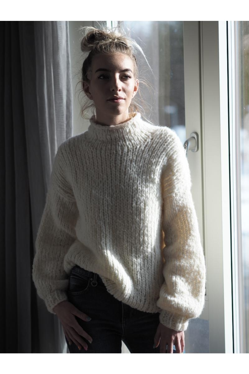Oppskrift til Knit Norway Lacy sweater & ruffle shorts. Selges kun sammen med garn til minimum str. S