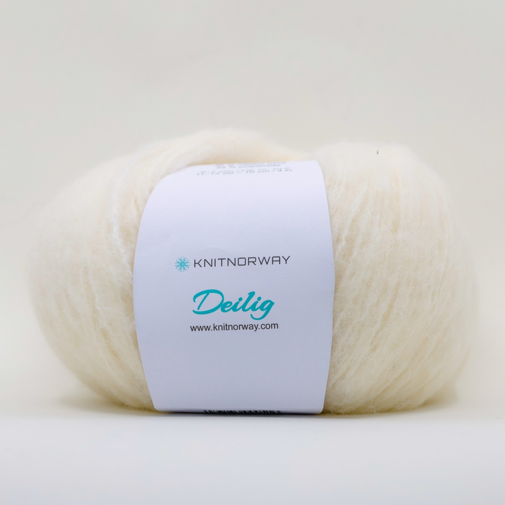 Vårt eget garn - en fluffy mix av babyalpakka og merino som hverken klør eller loer.