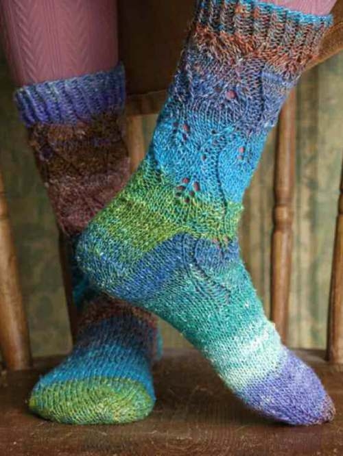 Lekre sokker med bladmönster i Noro Silk Garden Sock. Selges kun sammen med garn.