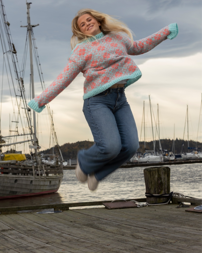 Flott genser i Knit Norway Deilig designet av Nina Birkeland (Birkeland knits)
