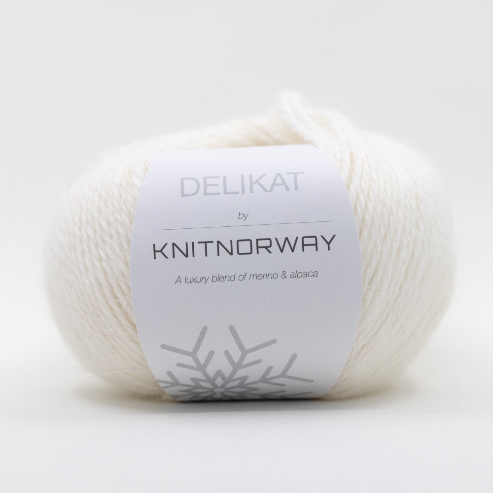 Skikkelig myk blanding av merinoullens holdbarhet og alpakkaens luftige og selvregulerende fiber. 50g/133 meter og 20-22m på pinne 3,5-4mm.