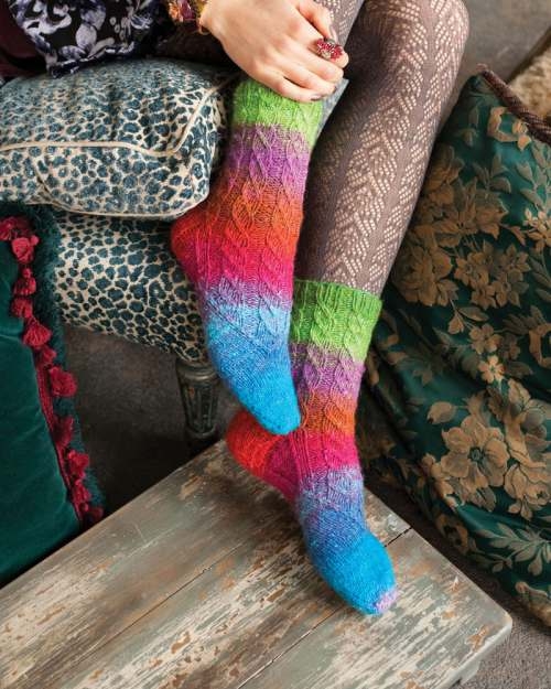 Flott sokker med falske fletter i Noro Silk Garden Sock. Selges kun sammen med garn.