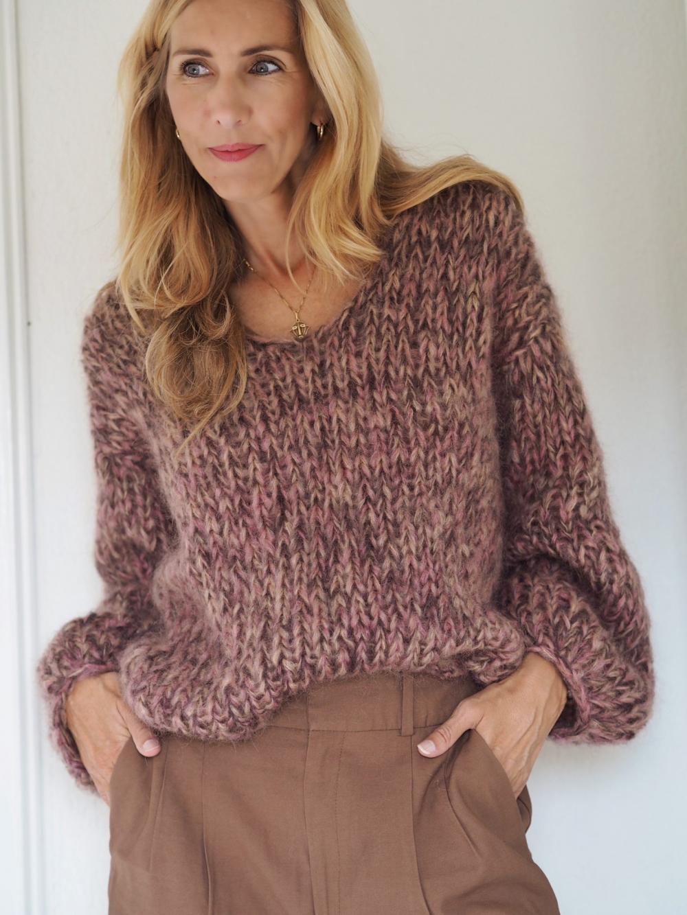 Nydelig genser i Katia Ingenua fra @tovelindtein. Selges kun sammen med garn til minimum minste størrelse.