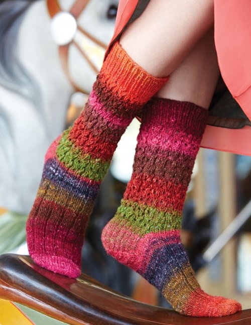 Lekre sokker med hullstrikk i Noro Silk Garden Sock. Selges kun sammen med garn.
